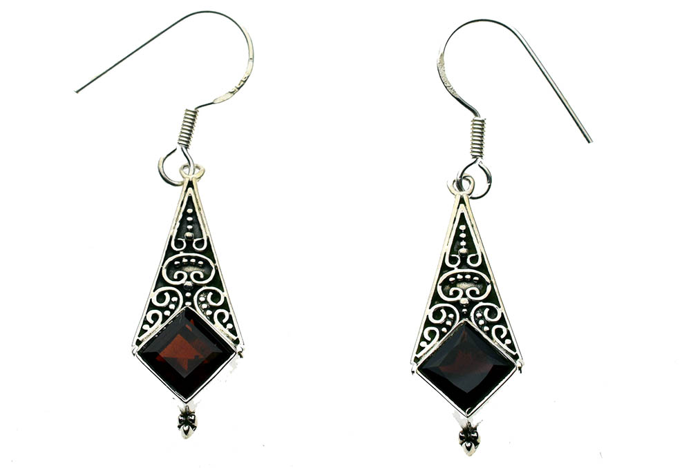 Silver Earring Garnet Cut
