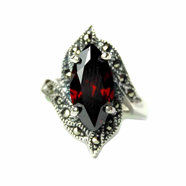 Ring Silver Oval Cut Garnet